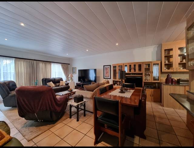 3 BEDROOM TOWNHOUSE FOR SALE IN ARCON PARK